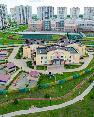 Школа и детские сады на территории комплекса
