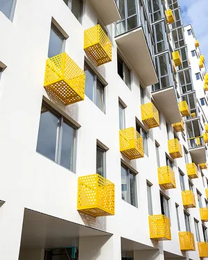 Лаконичные фасады с корзинами для кондиционеров