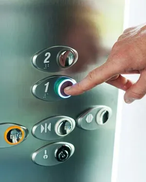 Пассажирский и грузовой лифты в каждой секции